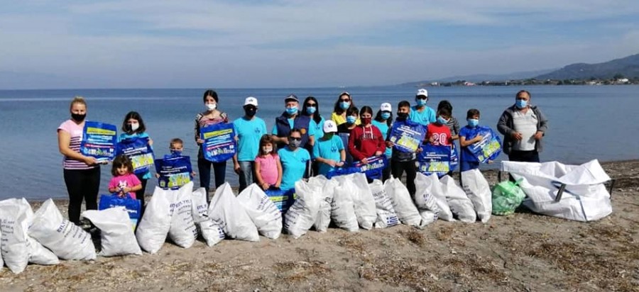 Οι εθελοντές της ομάδας «Λέσβος χωρίς πλαστικά»