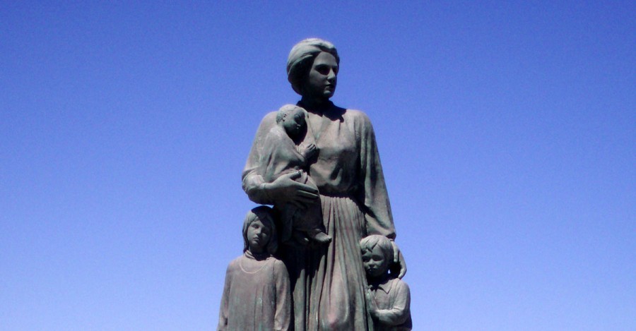 Στο άγαλμα της Μικρασιάτισσας Μάνας 