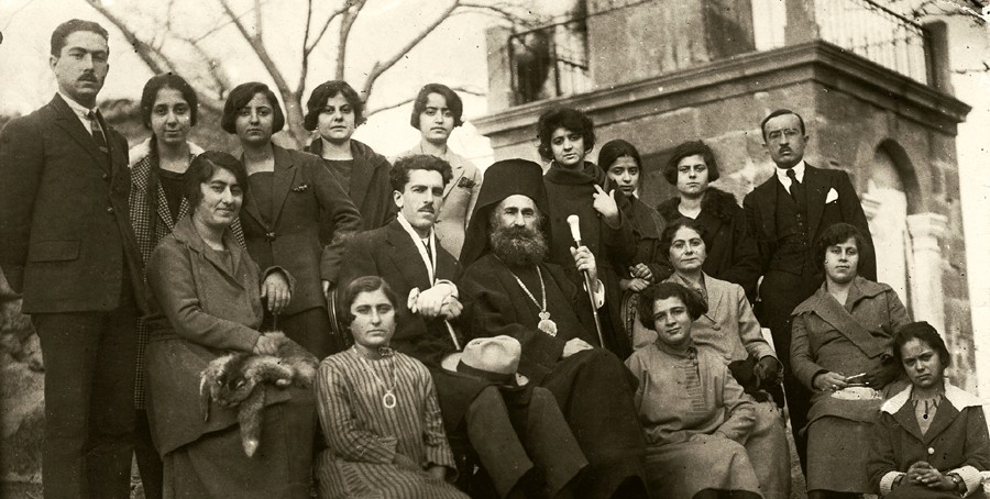 Η ιστορική φωτογραφία του Συλλόγου μπροστά από το Διοικητήριο της Μήθυμνας (1922)