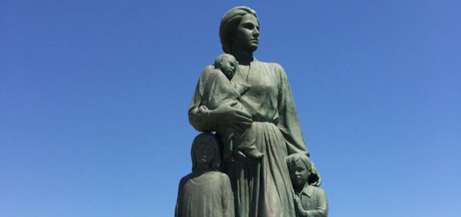 Στο άγαλμα της Μικρασιάτισσας Μάνας