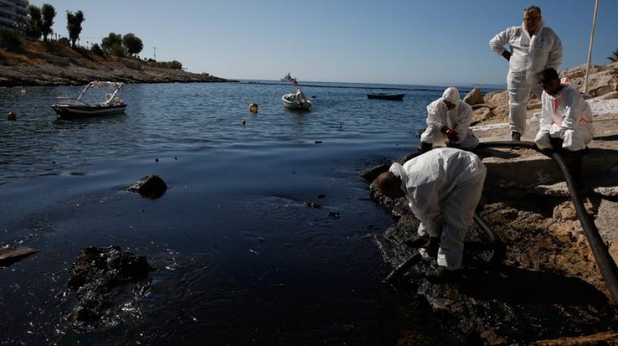 Οικολογική καταστροφή με το ναυάγιο στο Σαρωνικό