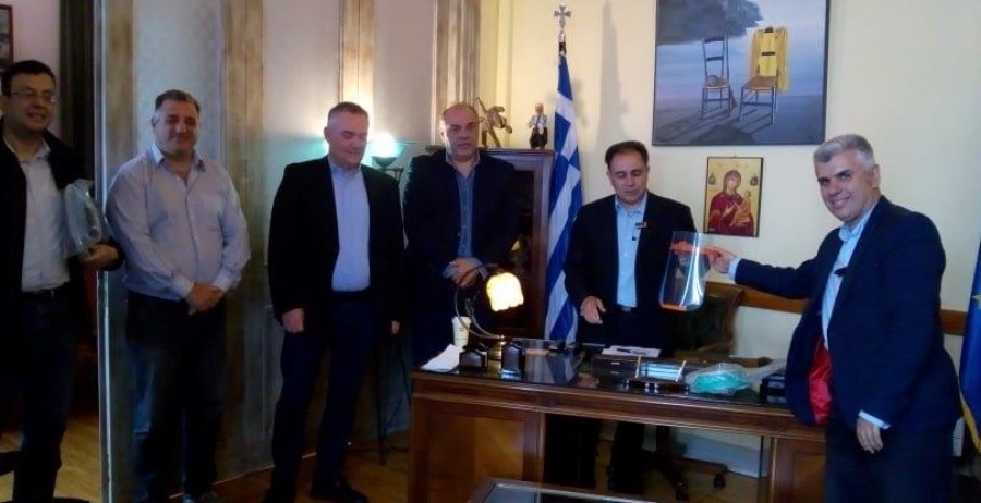 100 πάνινες μάσκες και 15 ασπίδες για τους υπαλλήλους του Δήμου