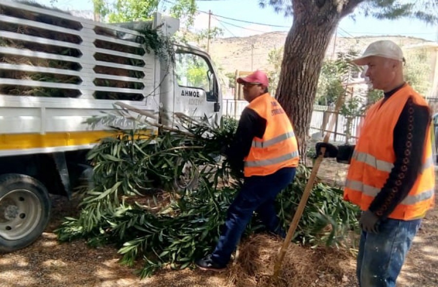 Συνεχίζονται οι εργασίες κοπής χόρτων