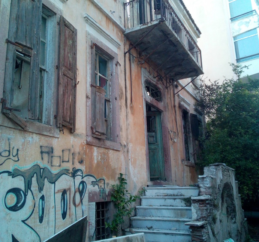 Λαμπάδιασαν δύο σπίτια 