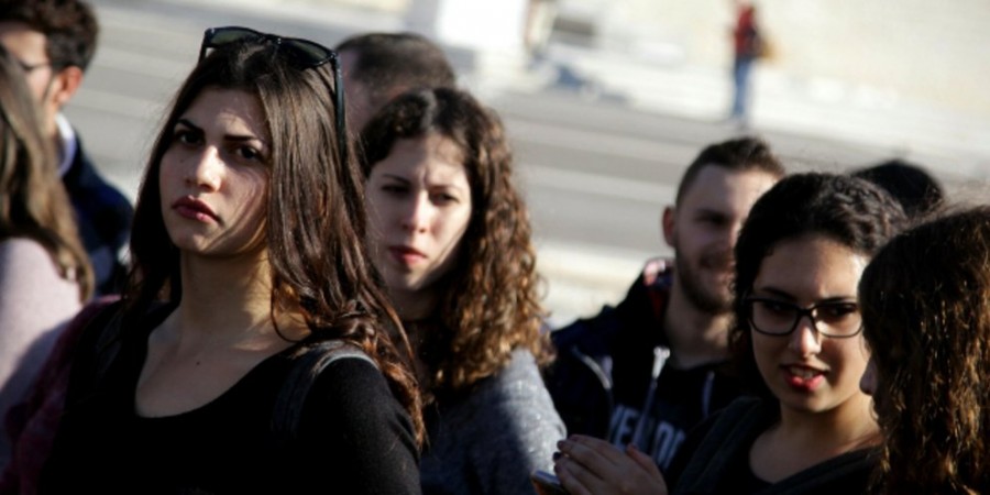 Οι επικριτές των νέων & η μέση ελληνική οικογένεια