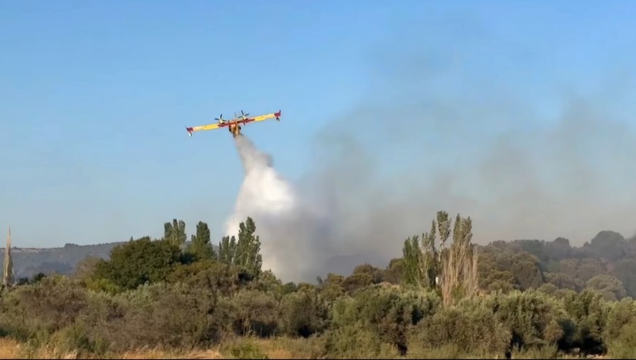 Μεγάλη κινητοποίηση για τη φωτιά στη Βρίσα