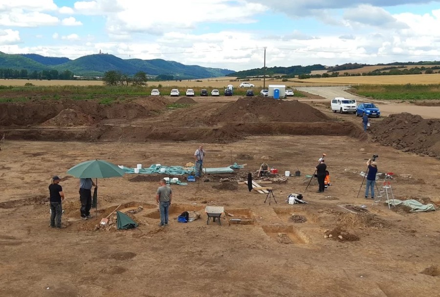 Μετάφραση – απόδοση: Φίλιππος Ζάχαρης 