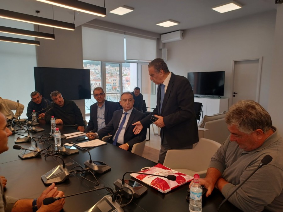 Ο υφ. Αγροτικής Ανάπτυξης & Τροφίμων με τους παραγωγούς