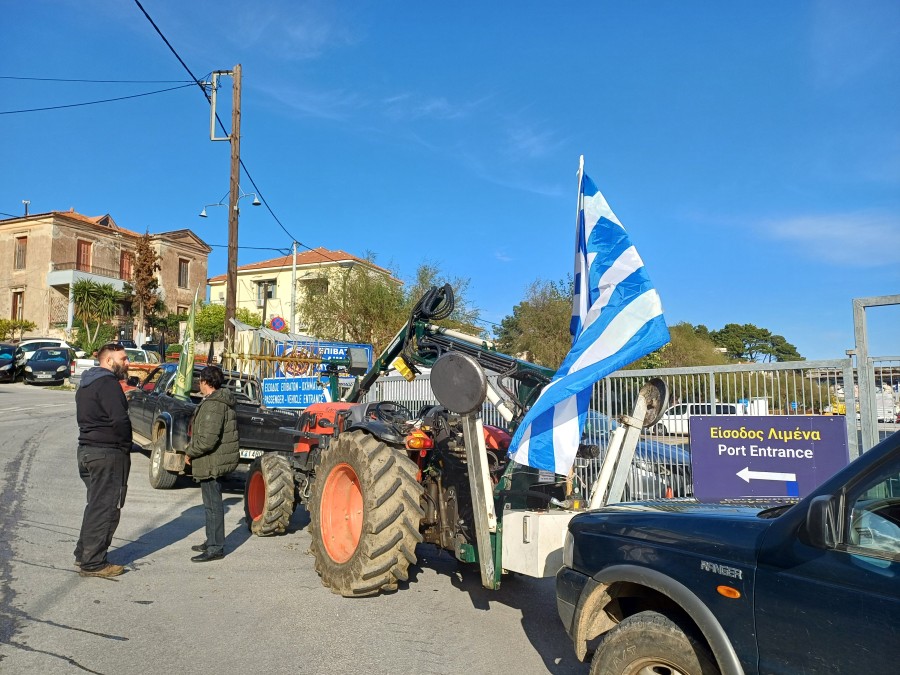Ο Π. Χριστόφας στηρίζει τους αγρότες