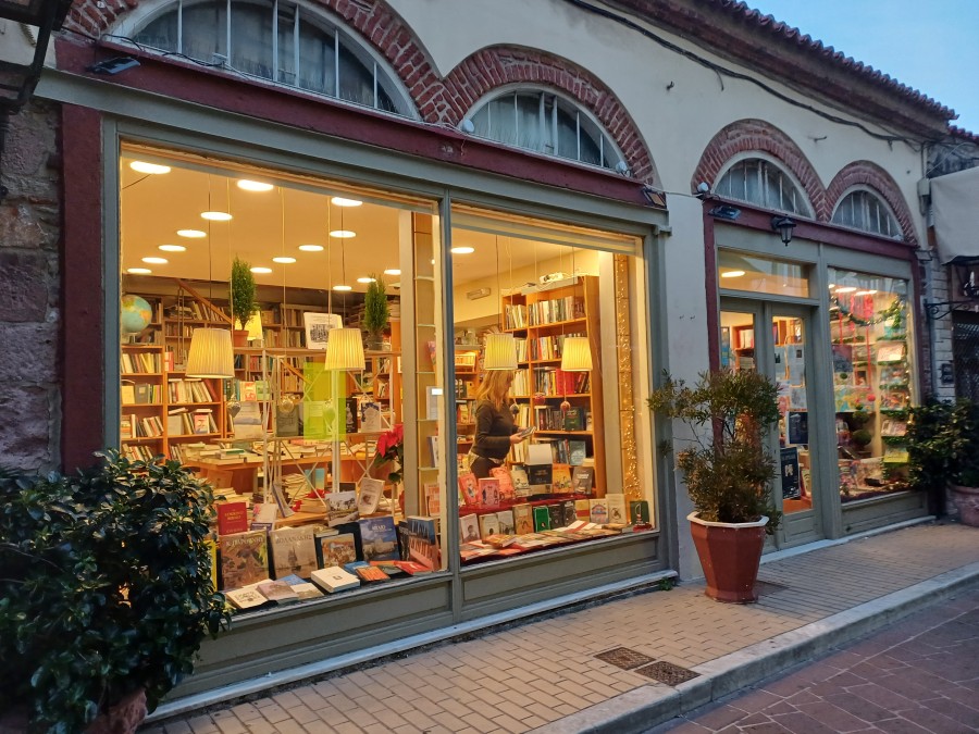 Ο μαγικός κόσμος του παιδικού βιβλίου στο ιστορικό βιβλιοπωλείο «Χατζηδανιήλ»