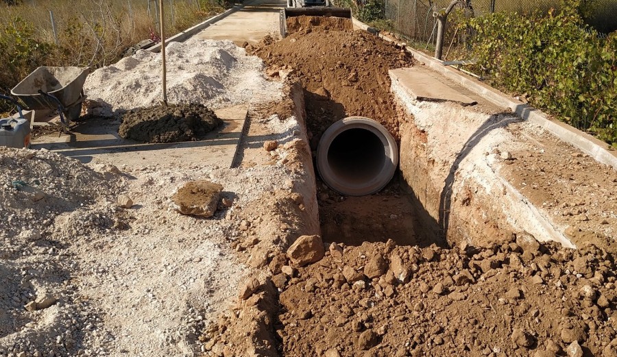 Τα υπόλοιπα του «αποχετευτικού δικτύου Καλλονής»