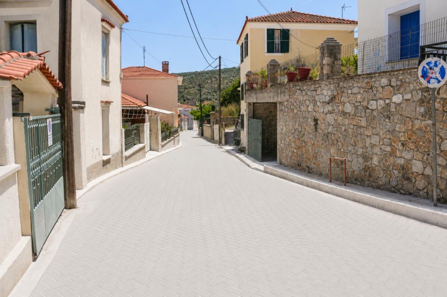 Πλακόστρωτο στη Μόρια