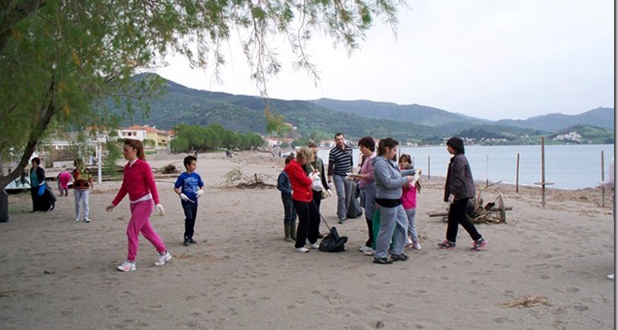 Εθελοντικός καθαρισμός στις παραλίες Ανάξου και Πέτρας 