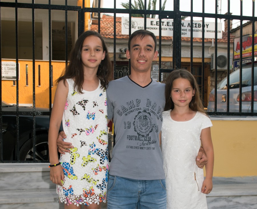 Συγκινησιακή φόρτιση στη βάφτιση τριών παιδιών με ρίζες αλβανικές