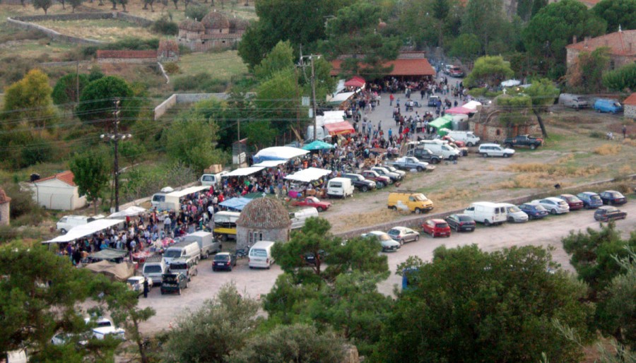 Αμέτρητοι προσκυνητές γονάτισαν ευλαβικά και ζήτησαν τη φώτιση και τη θεία χάρη του Αγίου