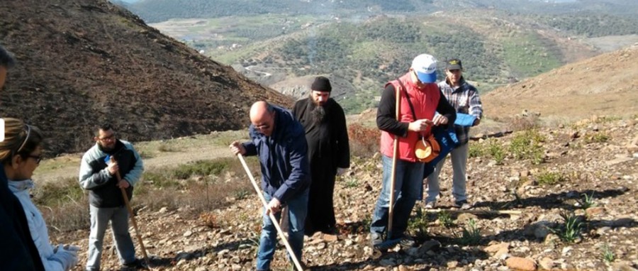 στην καμένη περιοχή της Χαραμίδας