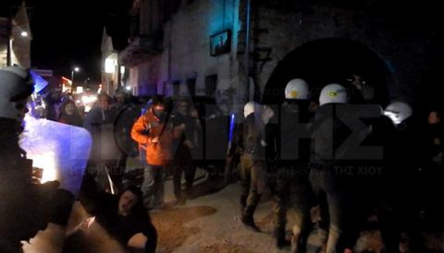 Στη Χίο αγρίεψαν τα ΜΑΤ