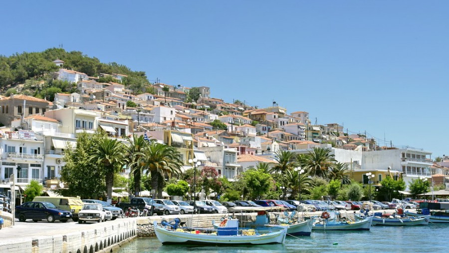 Καθιερωμένη γιορτή του ούζου στην κεντρική πλατεία του Πλωμαρίου