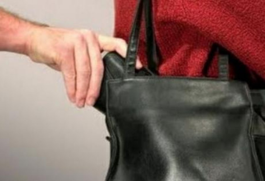 Έκλεψαν πορτοφόλι που περιείχε 3.000 ευρώ