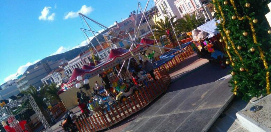 Τα παιχνίδια λούνα παρκ στην πλατεία Σαπφούς