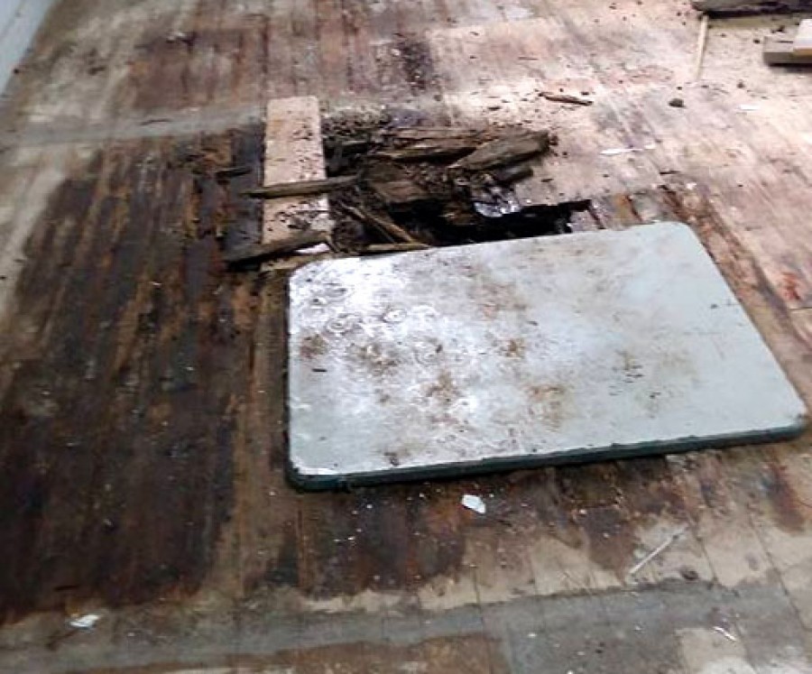 Eργασίες αποξήλωσης του παλιού και φθαρμένου ξύλινου πατώματος