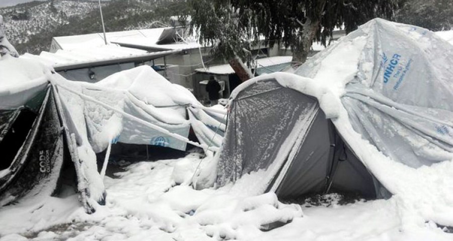 Οι αλλοδαποί στον καταυλισμό της Μόριας πνιγμένοι στο χιόνι