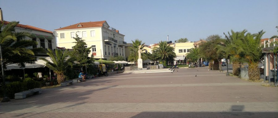 Στην πλατεία Σαπφούς