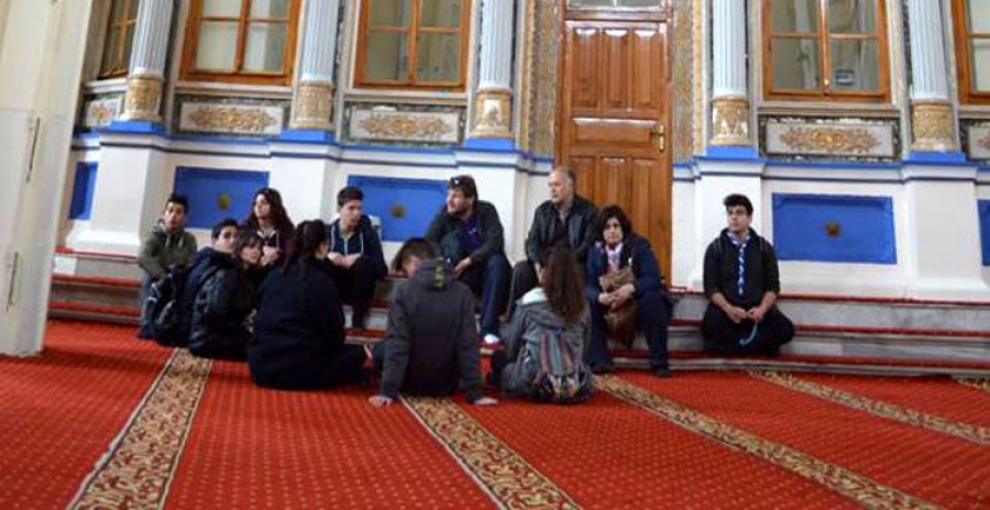 Περιδιάβηκαν στα σοκάκια του Αϊβαλιού