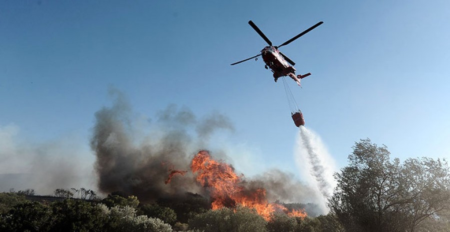 Η φωτιά ανάμεσα στις Δ.Ε. Γέρας & Πλωμαρίου