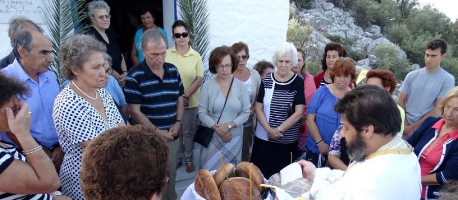 Τέλεση του πανηγυρικού Εσπερινού στο εκκλησάκι της Παναγίας