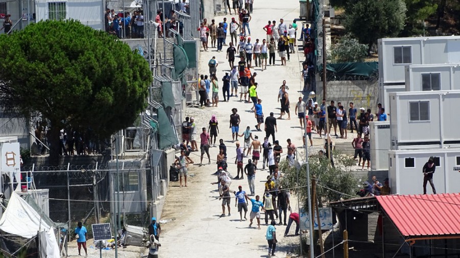 Aστυνομικοί συνέλαβαν στη Μόρια δύο αλλοδαπούς 27 και 17 ετών