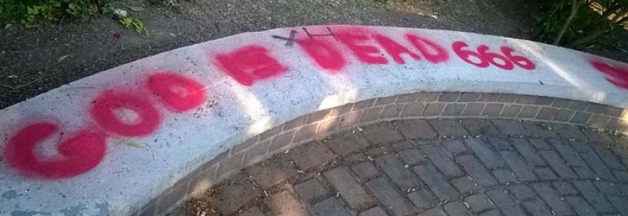 Συνθήματα πολύχρωμα, σε αποχρώσεις του μωβ και του κόκκινου