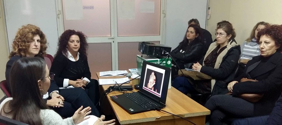 «Η πολύπλευρη βοήθεια των δομών του Δήμου Λέσβου στην ενδο-οικογενειακή βία»