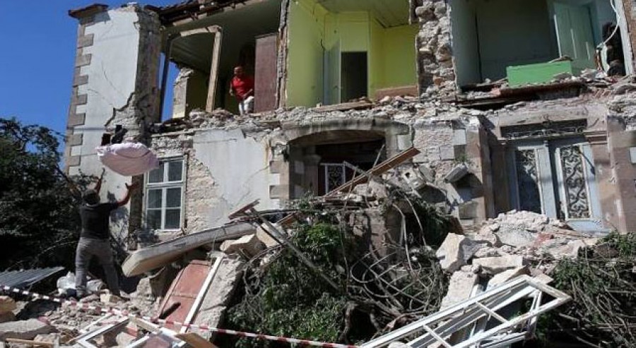 Ετοιμόρροπα από τον σεισμό κτίσματα