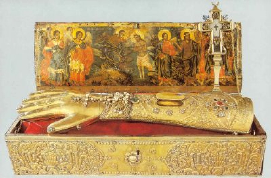 Στην πλατεία του Κ. Χάλικα, στην είσοδο του ναού