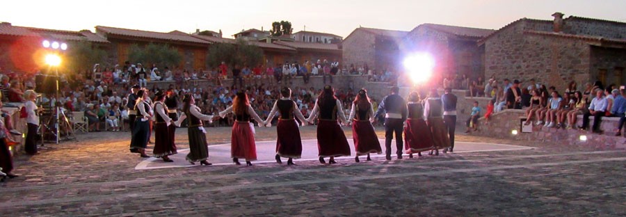 Παραδοσιακοί χοροί από το νησί και τη Μικρά Ασία