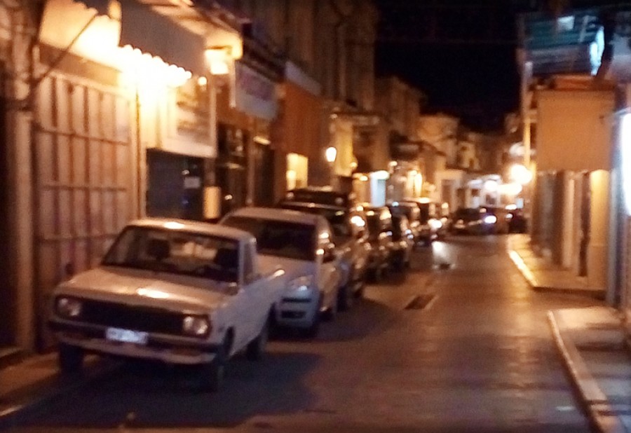 Σαββατόβραδο, ώρα γύρω στις 11. Οδός Ερμού