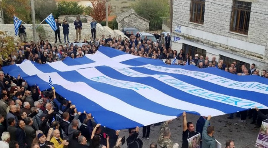 Ως ελάχιστη ένδειξη τιμής και ευγνωμοσύνης προς αυτόν τον αοίδιμο γενναίο Έλληνα»