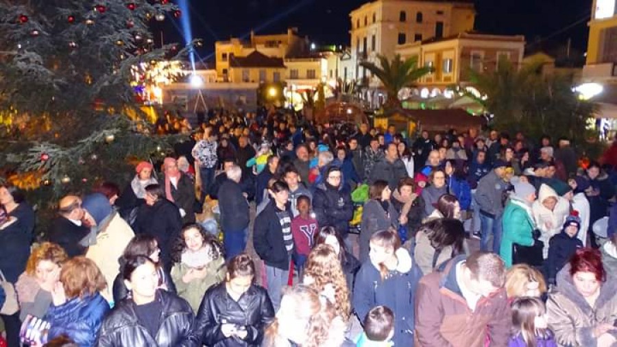 Το Χριστουγεννιάτικο δέντρο στην Πλατεία Σαπφούς