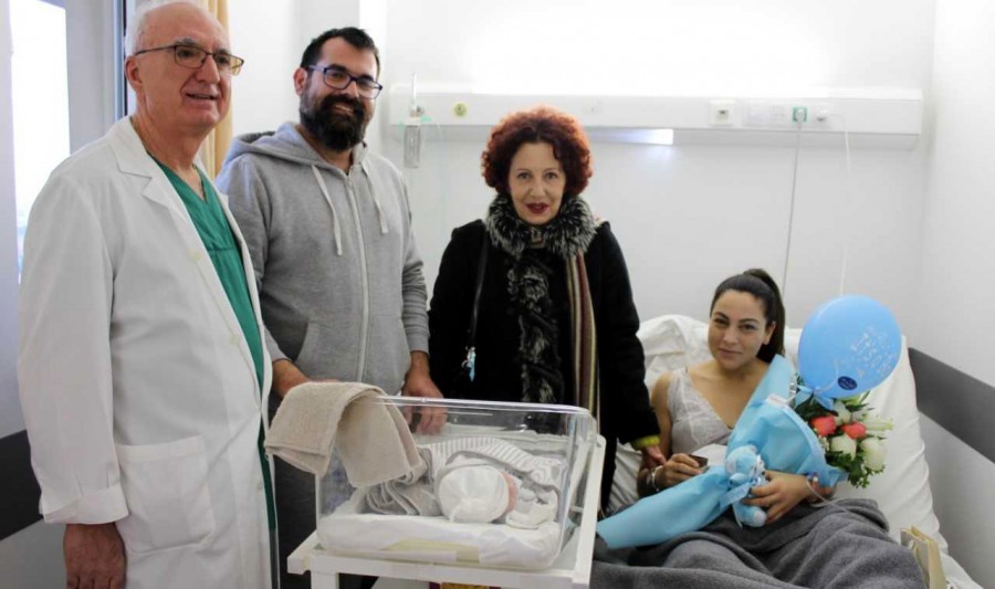 Η Αντιδήμαρχος Αναστασία Αντωνέλλη επισκέφθηκε το πρώτο παιδί που γεννήθηκε στη Λέσβο