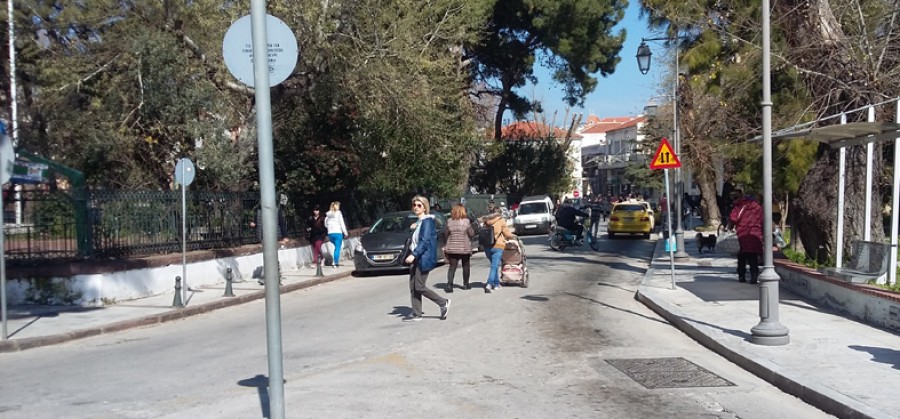 Μπροστά από τα Κεντρικά Λύκεια