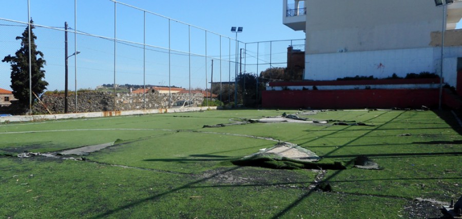 Πλήρης διάλυση με τον τάπητα ξεπατωμένο & ξεσχισμένο