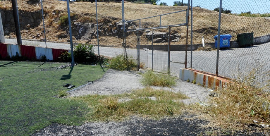 Τα πάντα ξηλωμένα, γκρεμισμένα, σκουριασμένα, ξεπατωμένα, εγκαταλελειμμένα